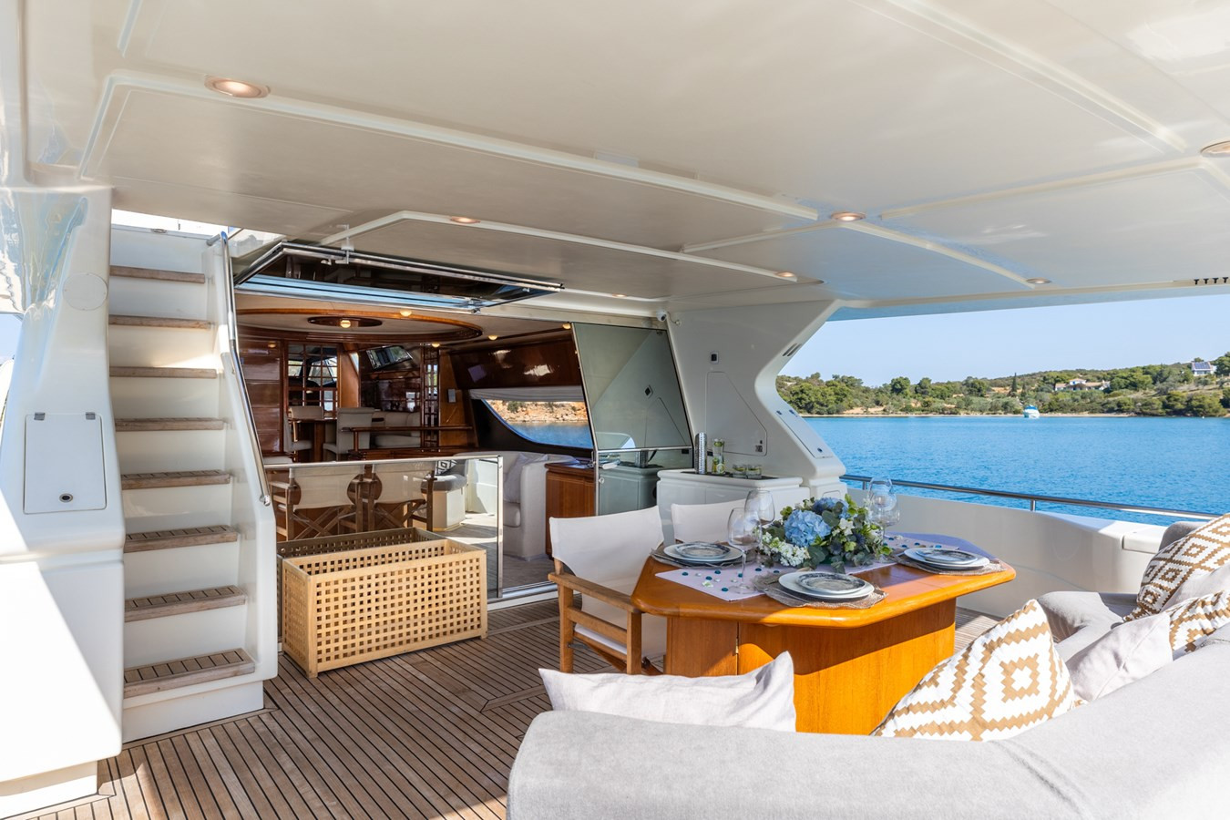https://arconyachts.ams3.digitaloceanspaces.com/87944/conversions/large_4687189-optimize.jpg