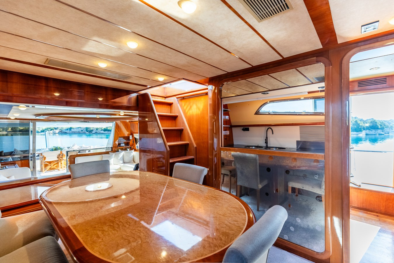 https://arconyachts.ams3.digitaloceanspaces.com/87981/conversions/large_4687205-optimize.jpg