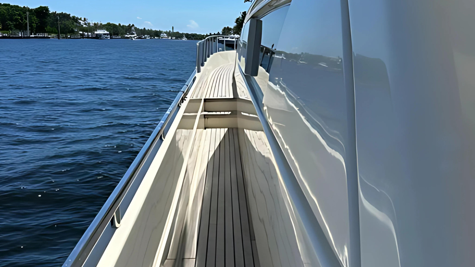 https://arconyachts.ams3.digitaloceanspaces.com/88028/conversions/large_4346843-optimize.jpg