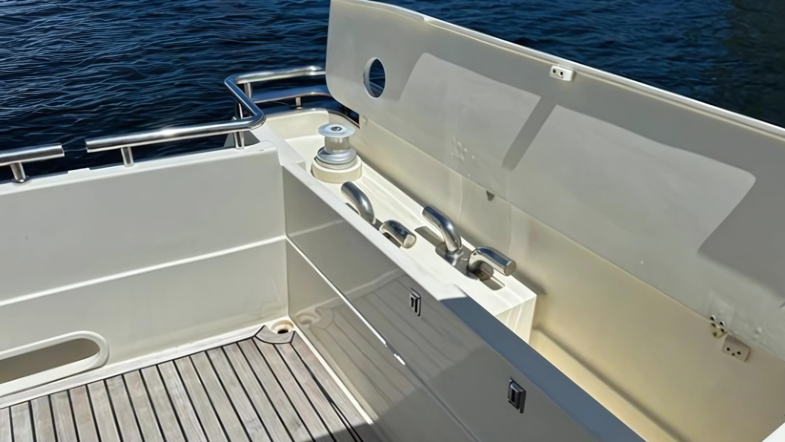 https://arconyachts.ams3.digitaloceanspaces.com/88036/conversions/large_4346841-optimize.jpg