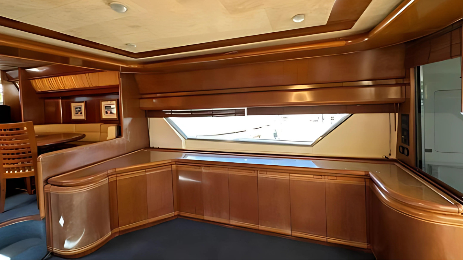 https://arconyachts.ams3.digitaloceanspaces.com/88075/conversions/large_4346855-optimize.jpg