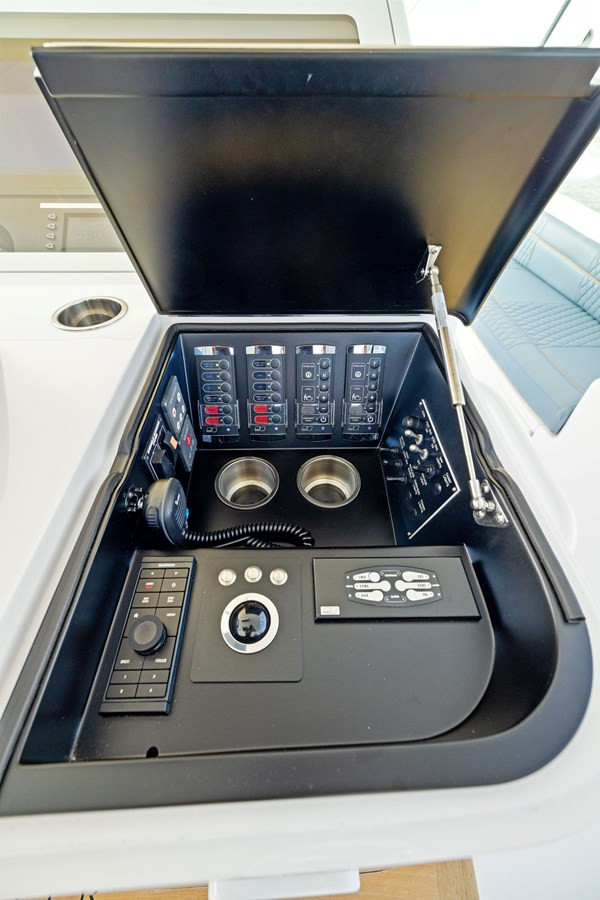 https://arconyachts.ams3.digitaloceanspaces.com/88140/conversions/large_4033827-optimize.jpg