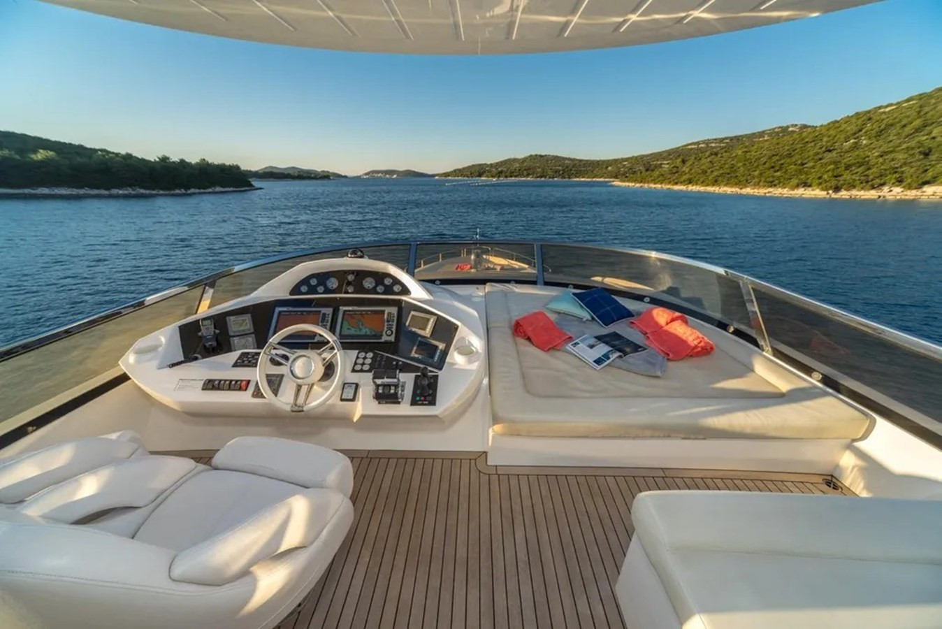 https://arconyachts.ams3.digitaloceanspaces.com/88255/conversions/large_4332837-optimize.jpg