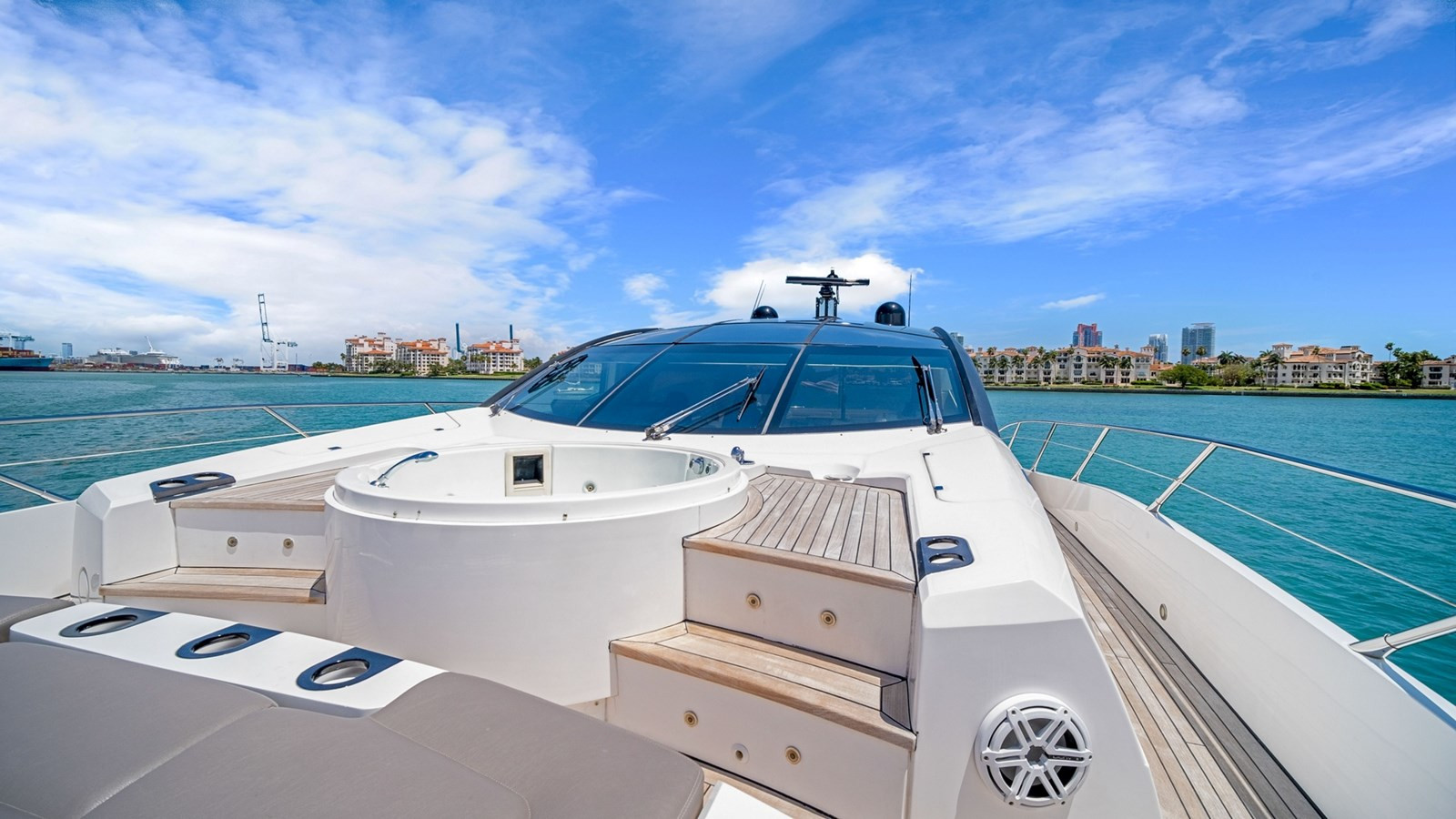 https://arconyachts.ams3.digitaloceanspaces.com/88424/conversions/large_3511176-optimize.jpg