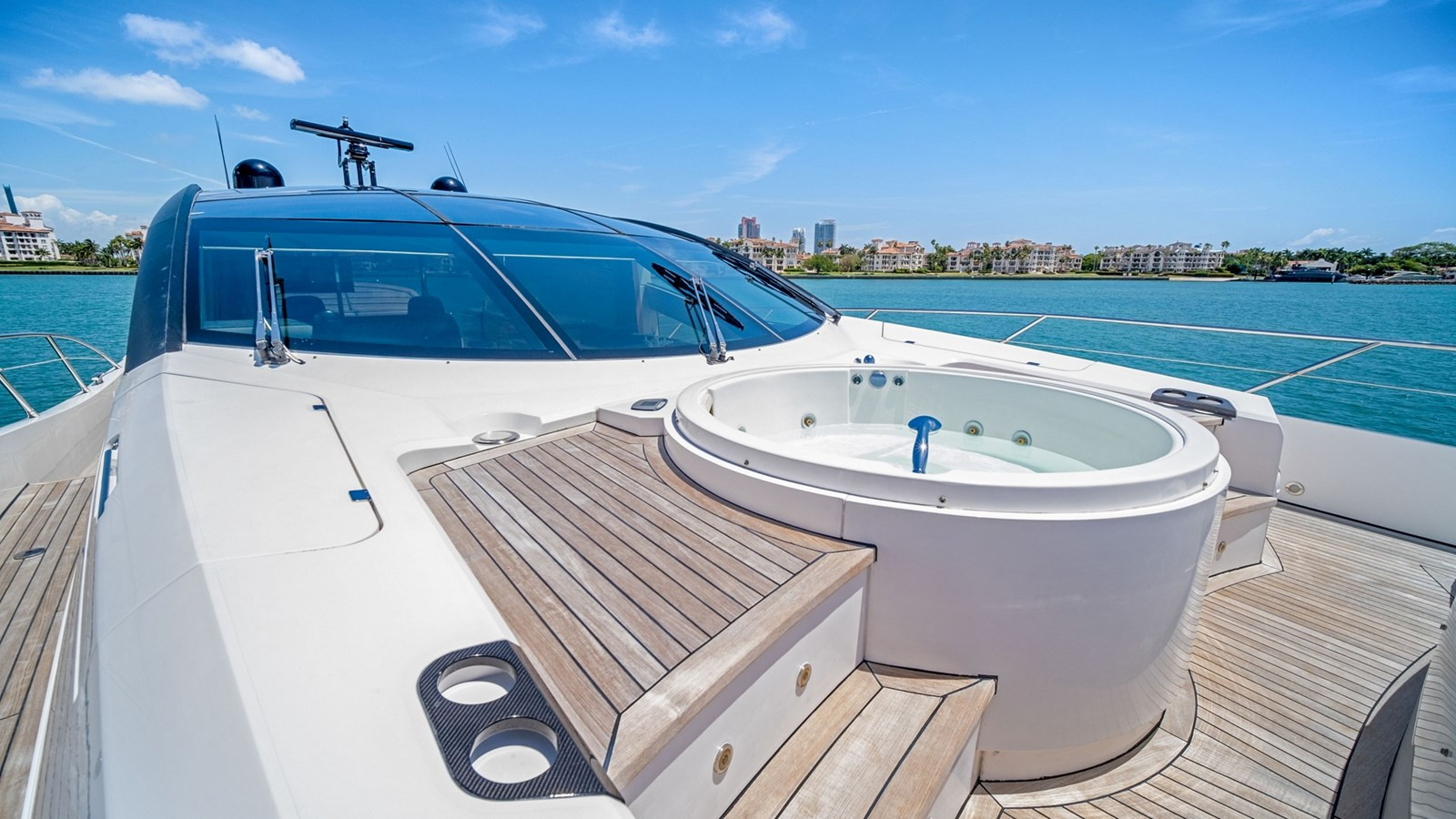 https://arconyachts.ams3.digitaloceanspaces.com/88428/conversions/large_3511177-optimize.jpg
