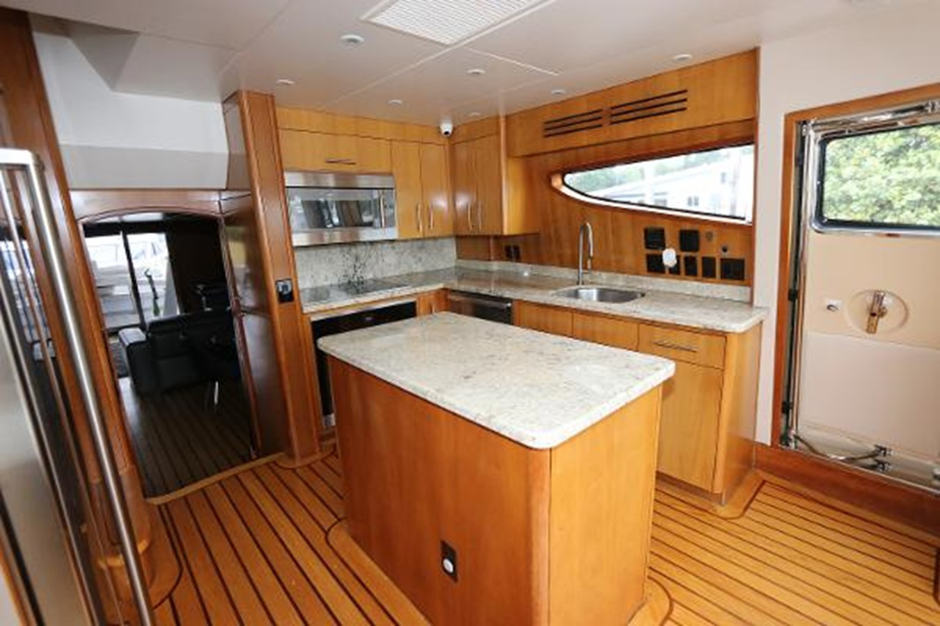 https://arconyachts.ams3.digitaloceanspaces.com/88451/conversions/large_3547385-optimize.jpg