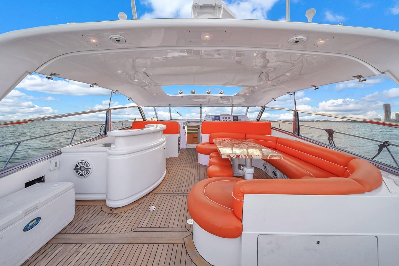 https://arconyachts.ams3.digitaloceanspaces.com/88601/conversions/large_4174384-optimize.jpg