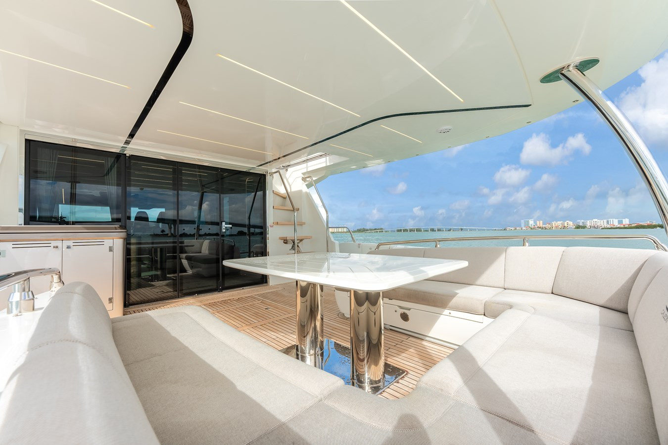 https://arconyachts.ams3.digitaloceanspaces.com/88657/conversions/large_4253476-optimize.jpg