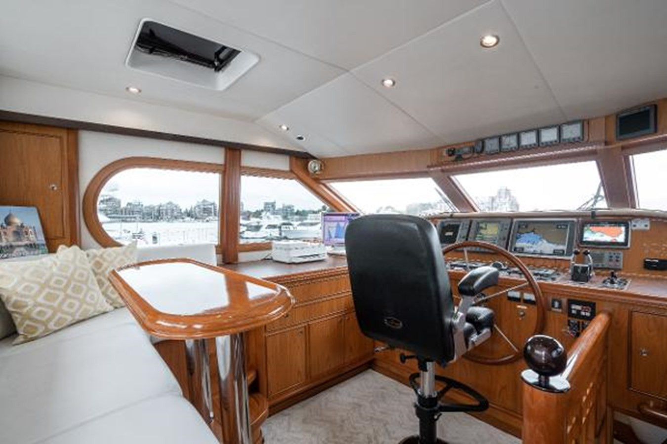 https://arconyachts.ams3.digitaloceanspaces.com/88711/conversions/large_4308584-optimize.jpg