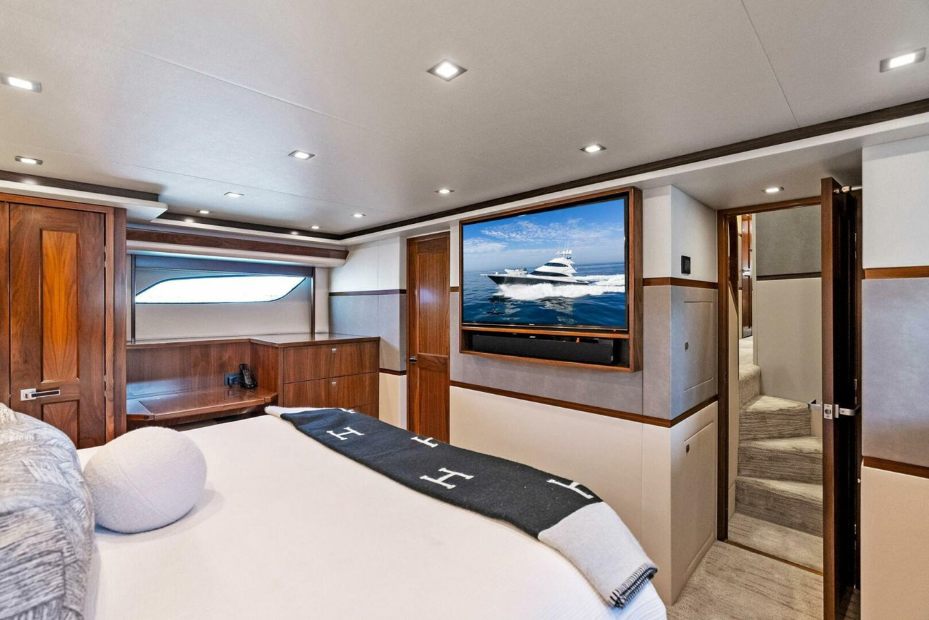 https://arconyachts.ams3.digitaloceanspaces.com/88764/conversions/large_4330235-optimize.jpg