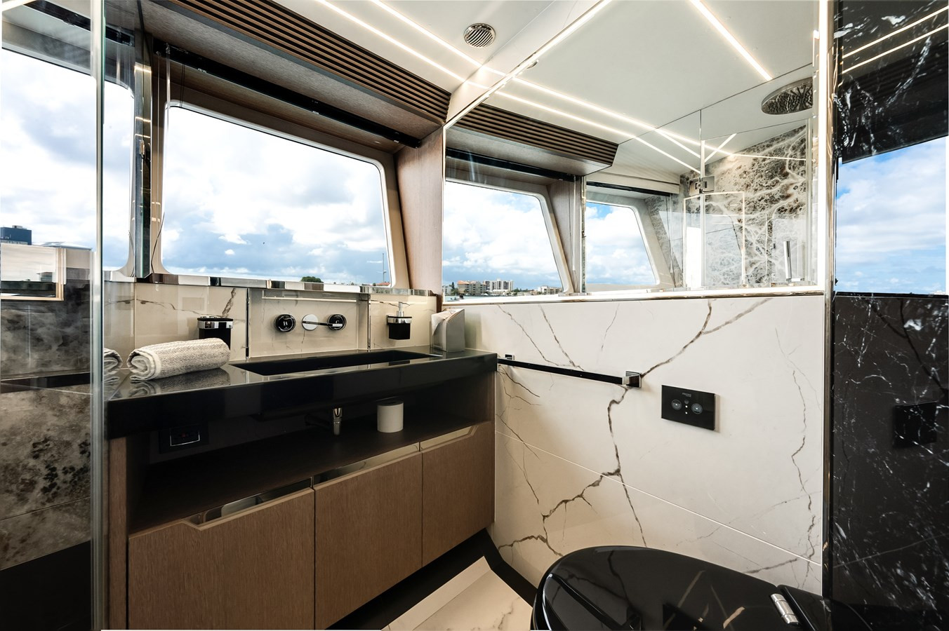 https://arconyachts.ams3.digitaloceanspaces.com/88777/conversions/large_4253564-optimize.jpg