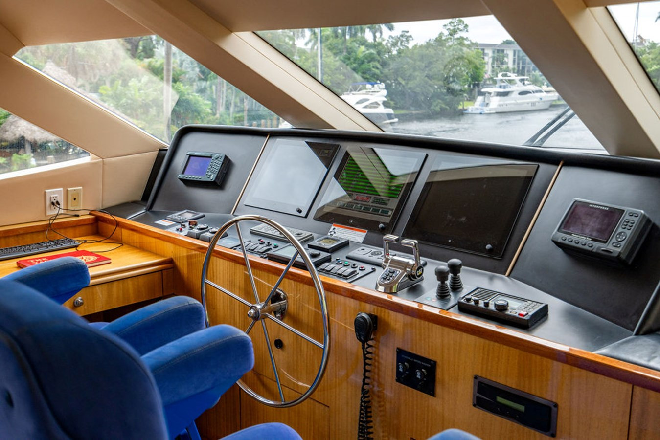 https://arconyachts.ams3.digitaloceanspaces.com/88781/conversions/large_4389590-optimize.jpg