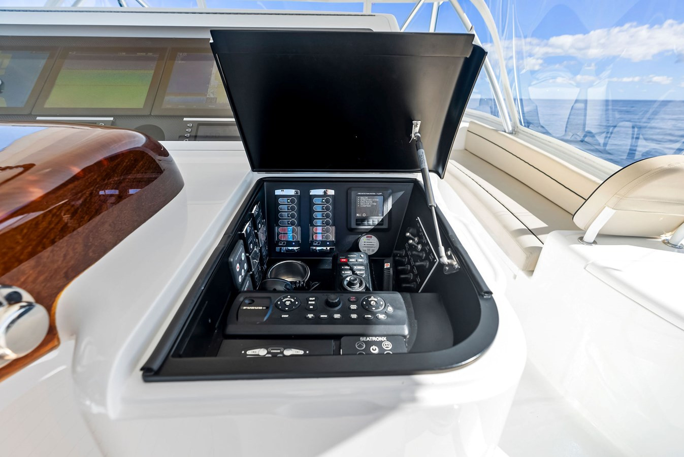 https://arconyachts.ams3.digitaloceanspaces.com/89074/conversions/large_4529397-optimize.jpg