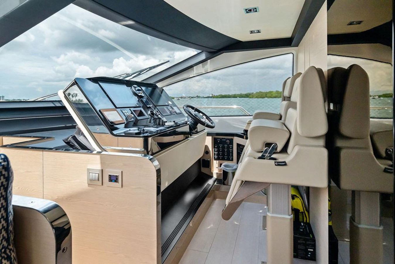 https://arconyachts.ams3.digitaloceanspaces.com/89463/conversions/large_4726771-optimize.jpg