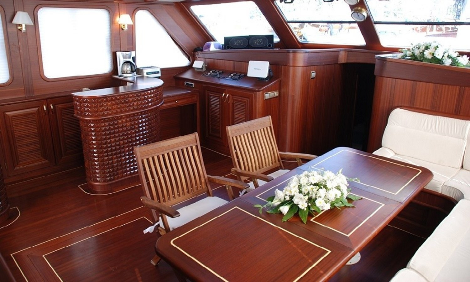 https://arconyachts.ams3.digitaloceanspaces.com/89967/conversions/large_4166703-optimize.jpg