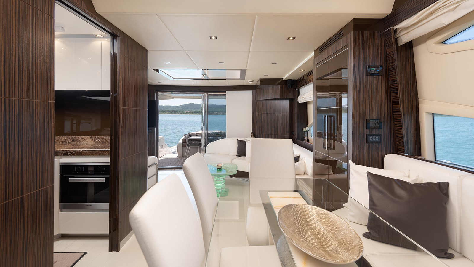 https://arconyachts.ams3.digitaloceanspaces.com/90001/conversions/large_3977976-optimize.jpg