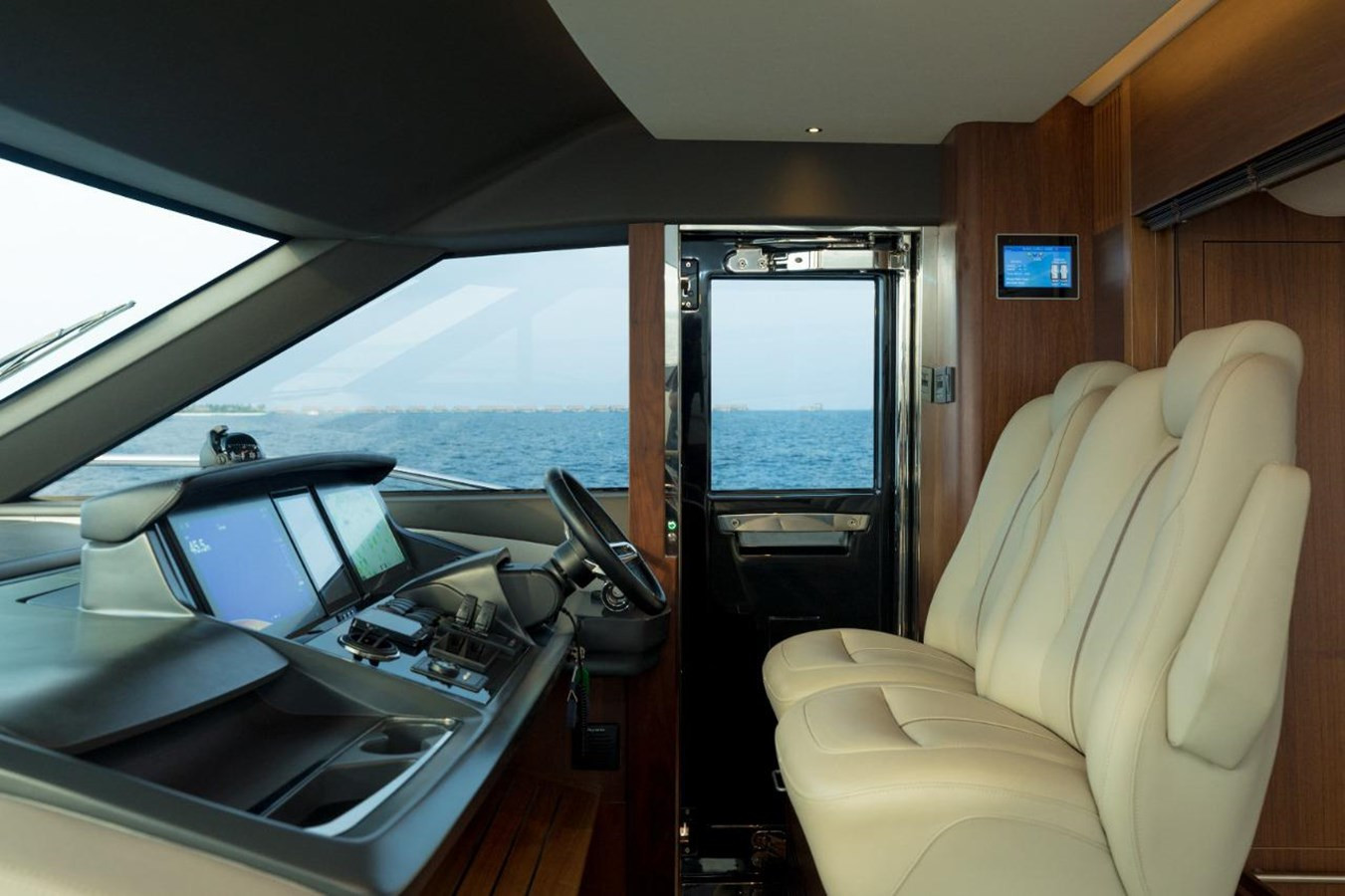 https://arconyachts.ams3.digitaloceanspaces.com/90124/conversions/large_4756055-optimize.jpg