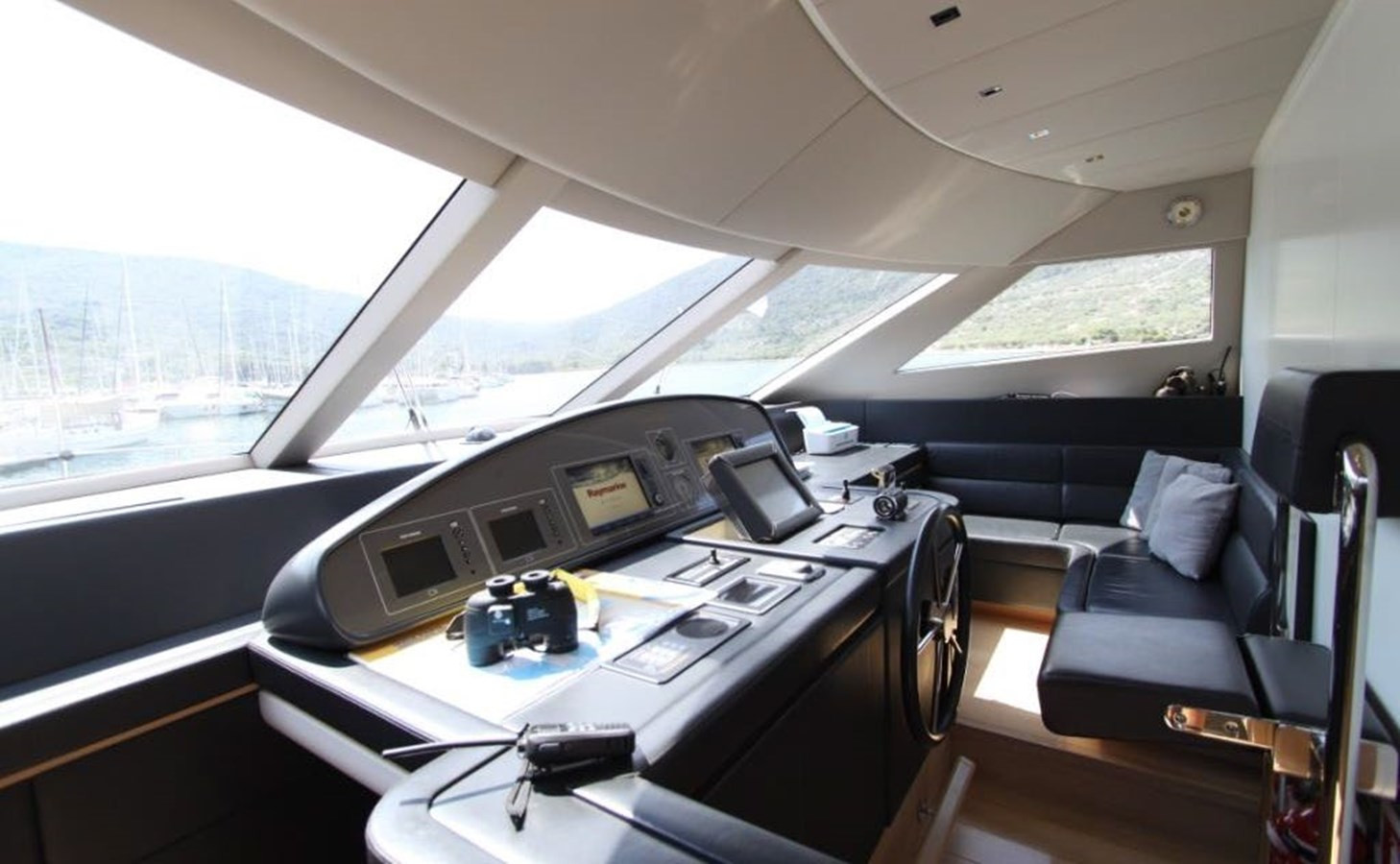 https://arconyachts.ams3.digitaloceanspaces.com/90213/conversions/large_4151837-optimize.jpg