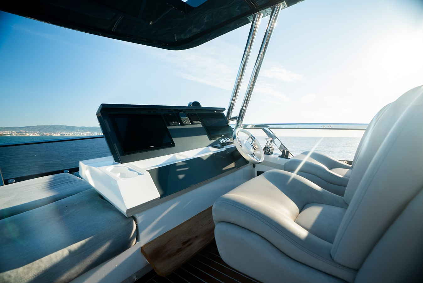 https://arconyachts.ams3.digitaloceanspaces.com/90460/conversions/large_4825048-optimize.jpg