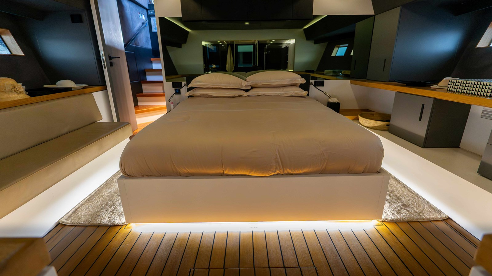 https://arconyachts.ams3.digitaloceanspaces.com/90683/conversions/large_4820277-optimize.jpg