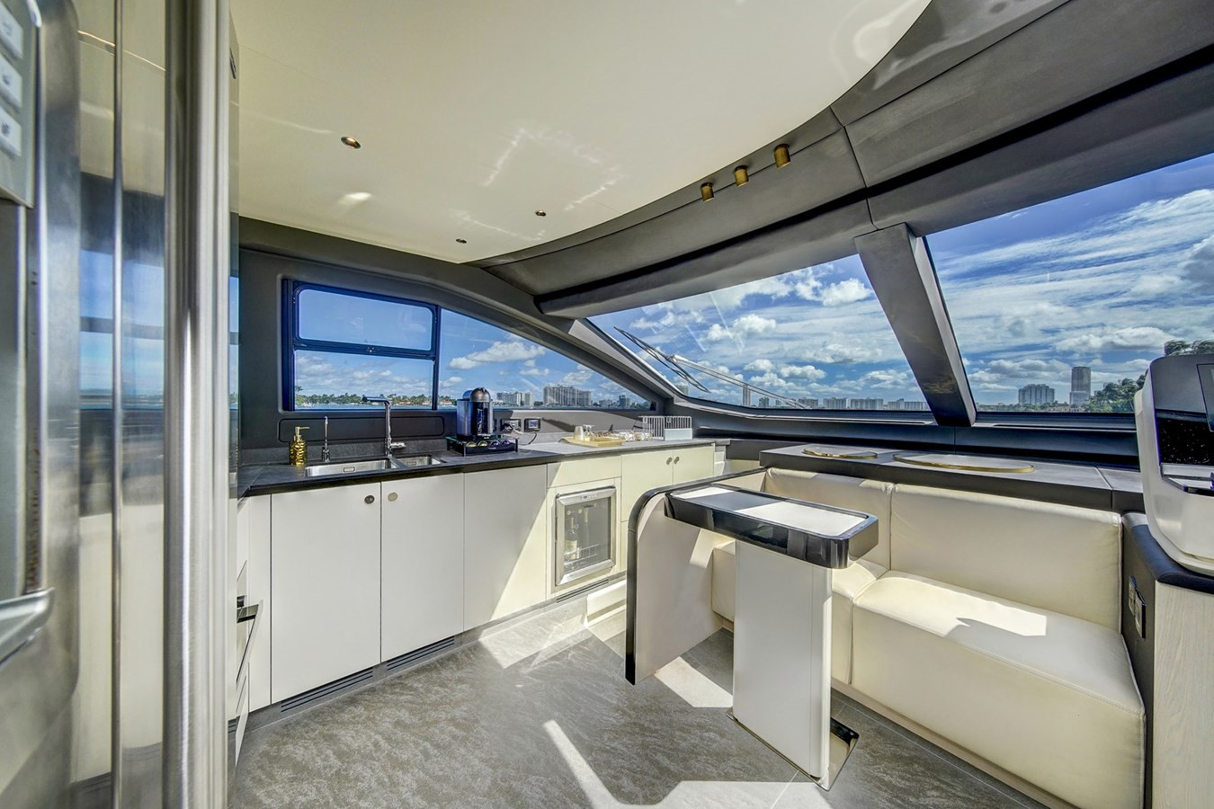 https://arconyachts.ams3.digitaloceanspaces.com/90987/conversions/large_4843064-optimize.jpg