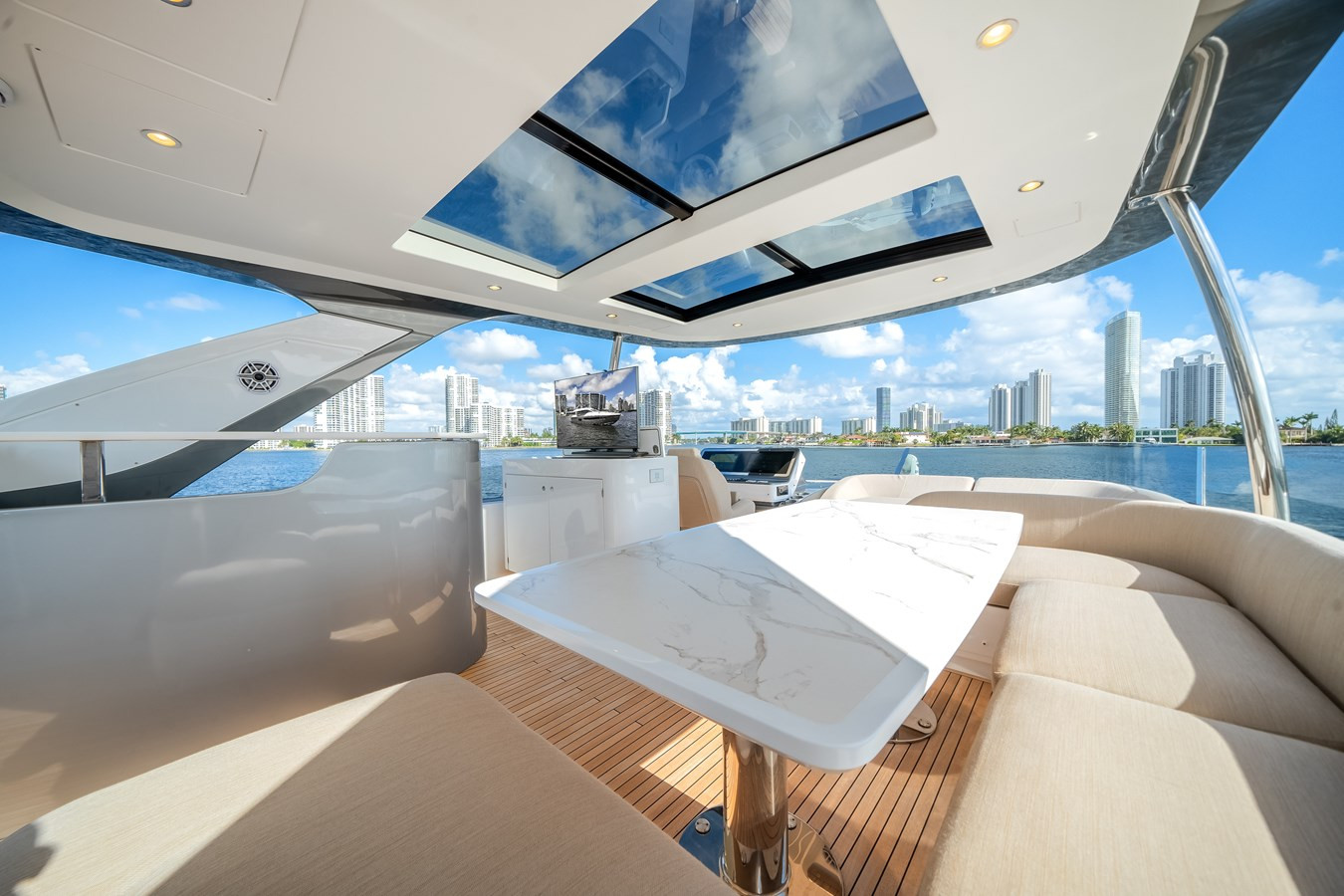 https://arconyachts.ams3.digitaloceanspaces.com/91231/conversions/large_4688940-optimize.jpg