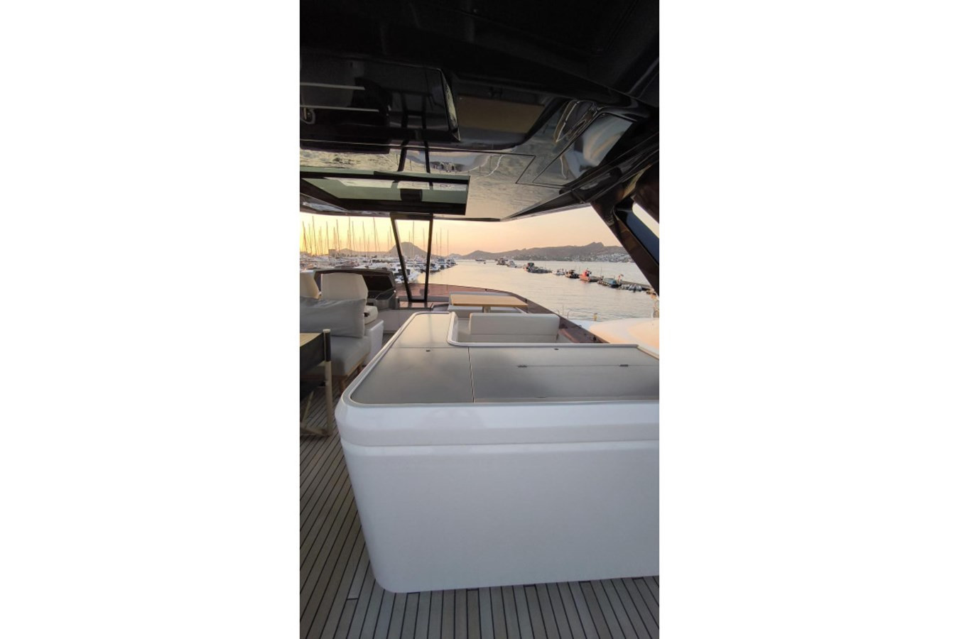 https://arconyachts.ams3.digitaloceanspaces.com/91347/conversions/large_4522239-optimize.jpg