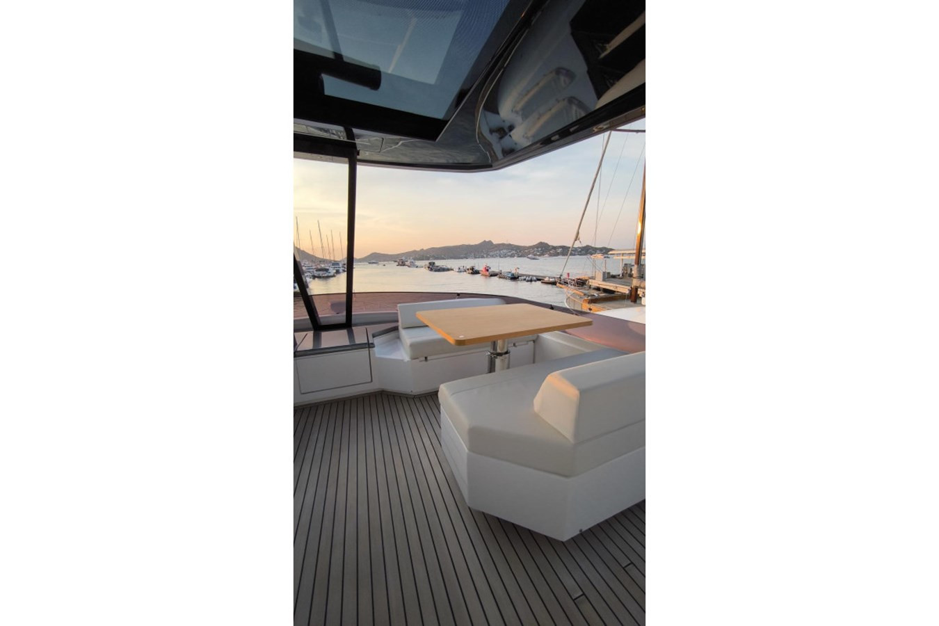 https://arconyachts.ams3.digitaloceanspaces.com/91350/conversions/large_4522240-optimize.jpg