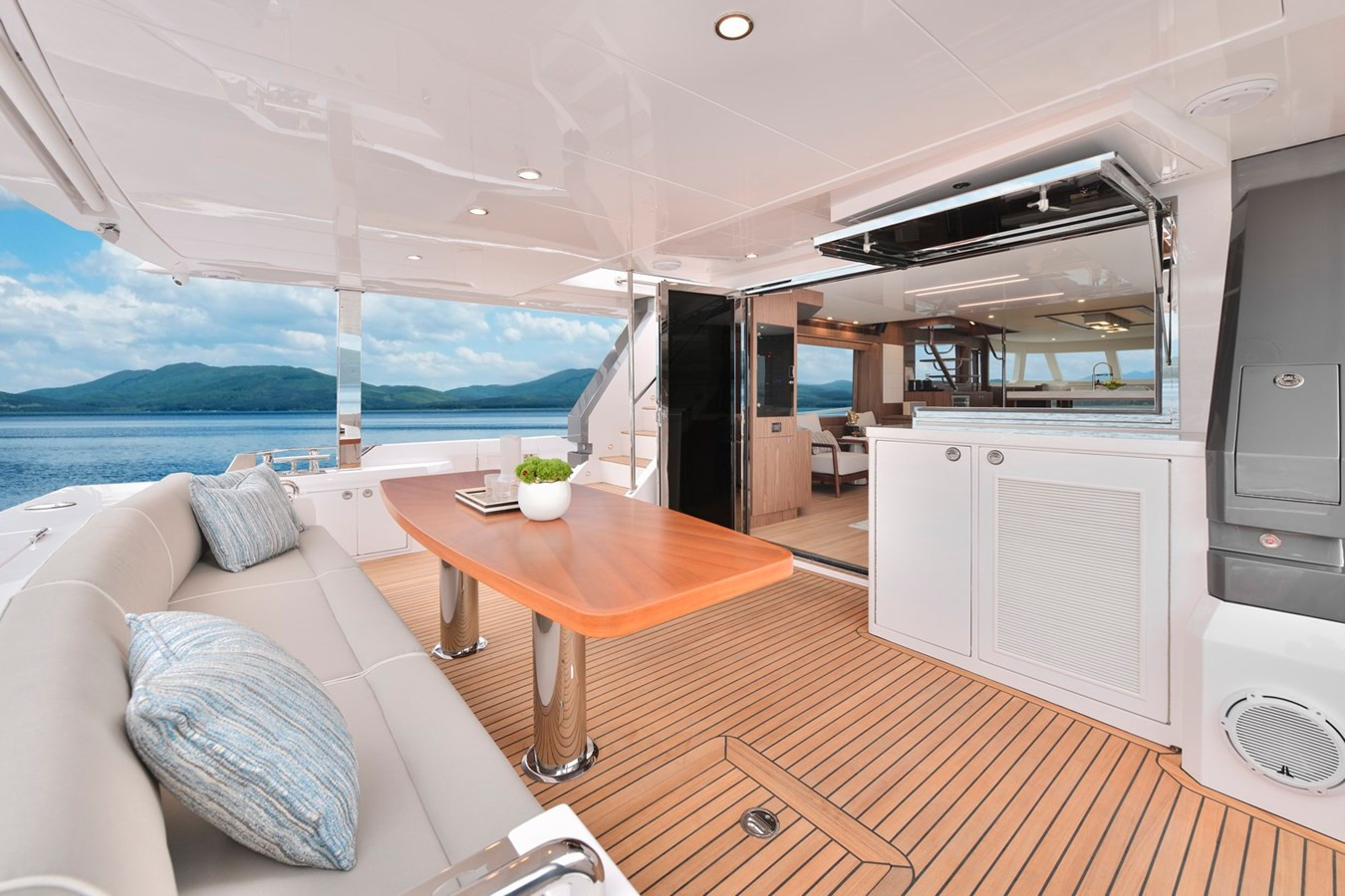 https://arconyachts.ams3.digitaloceanspaces.com/91399/conversions/large_4231571-optimize.jpg