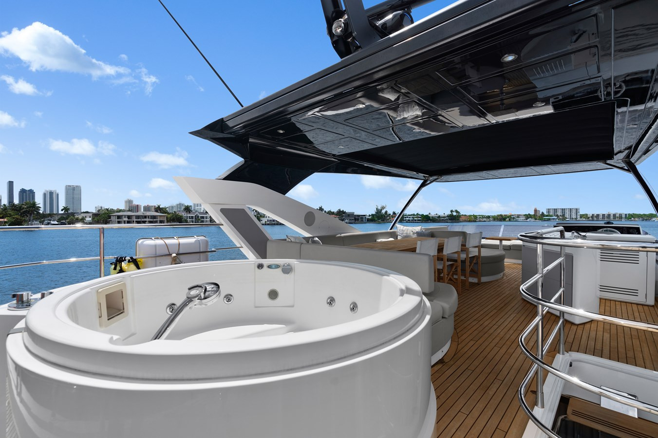 https://arconyachts.ams3.digitaloceanspaces.com/91759/conversions/large_4294780-optimize.jpg
