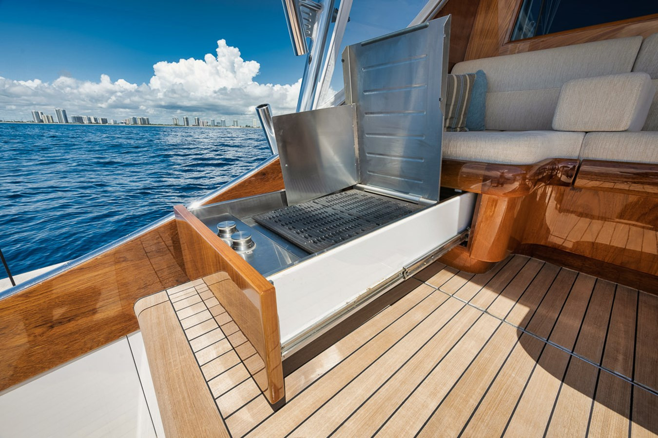https://arconyachts.ams3.digitaloceanspaces.com/91992/conversions/large_4260117-optimize.jpg