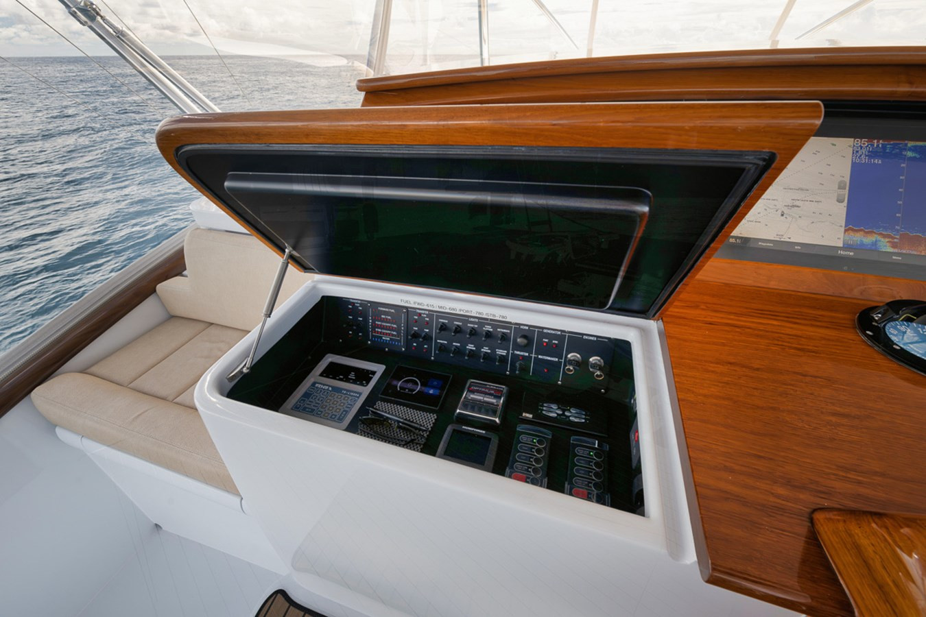 https://arconyachts.ams3.digitaloceanspaces.com/92007/conversions/large_4260122-optimize.jpg