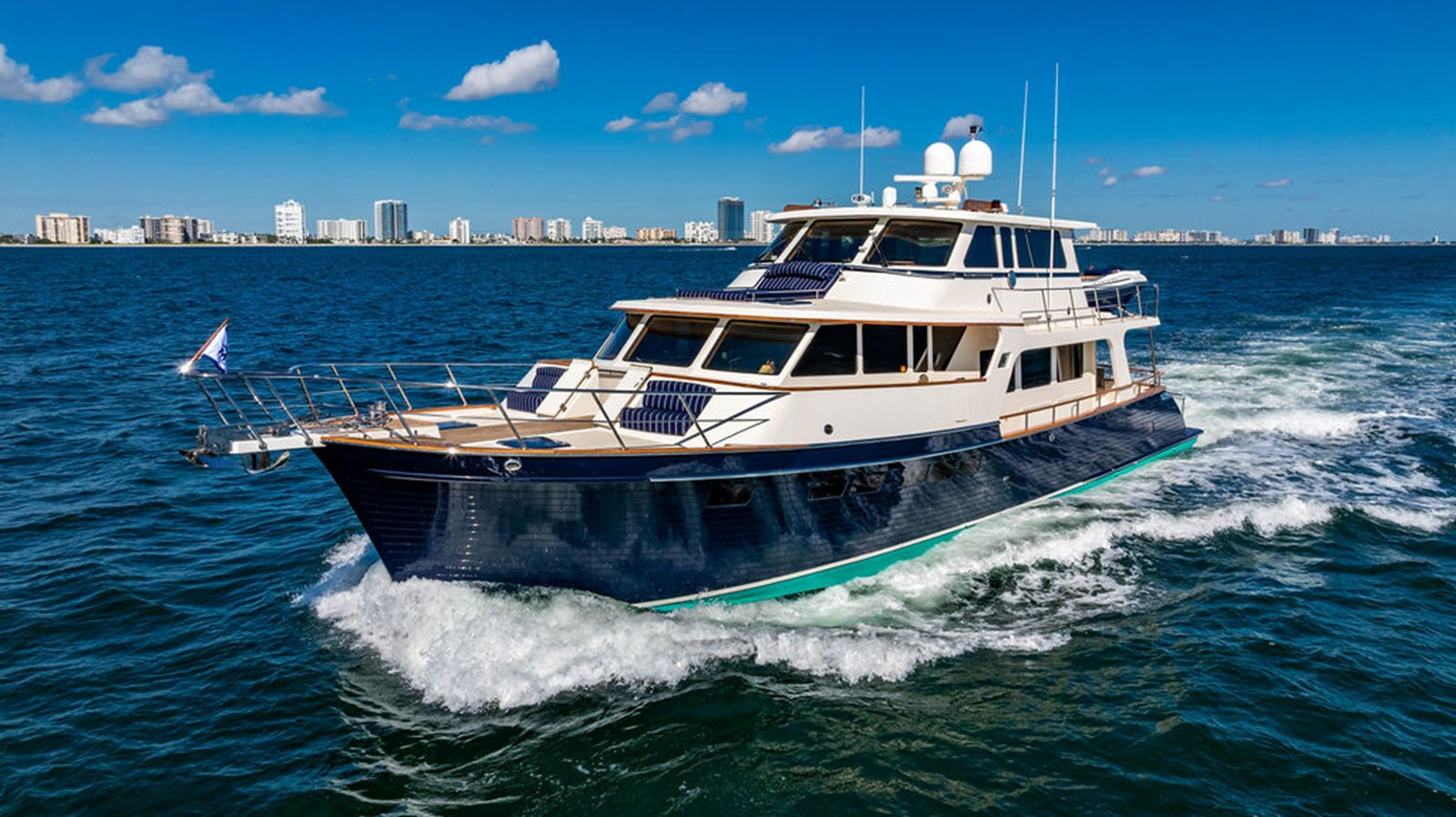 https://arconyachts.ams3.digitaloceanspaces.com/92193/conversions/large_4855998-optimize.jpg