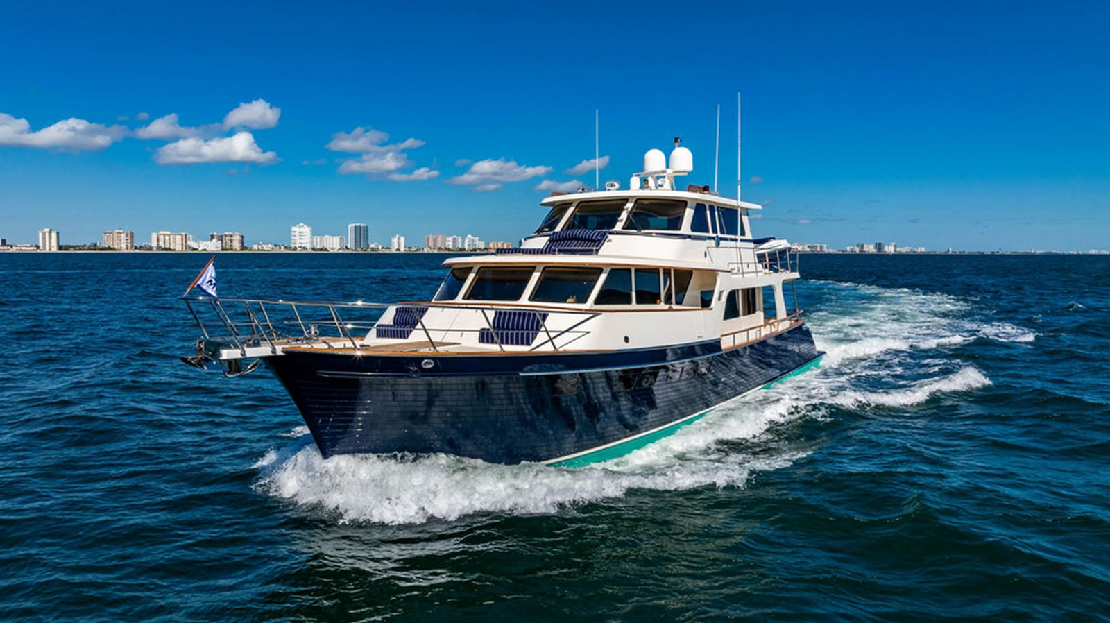 https://arconyachts.ams3.digitaloceanspaces.com/92202/conversions/large_4856001-optimize.jpg