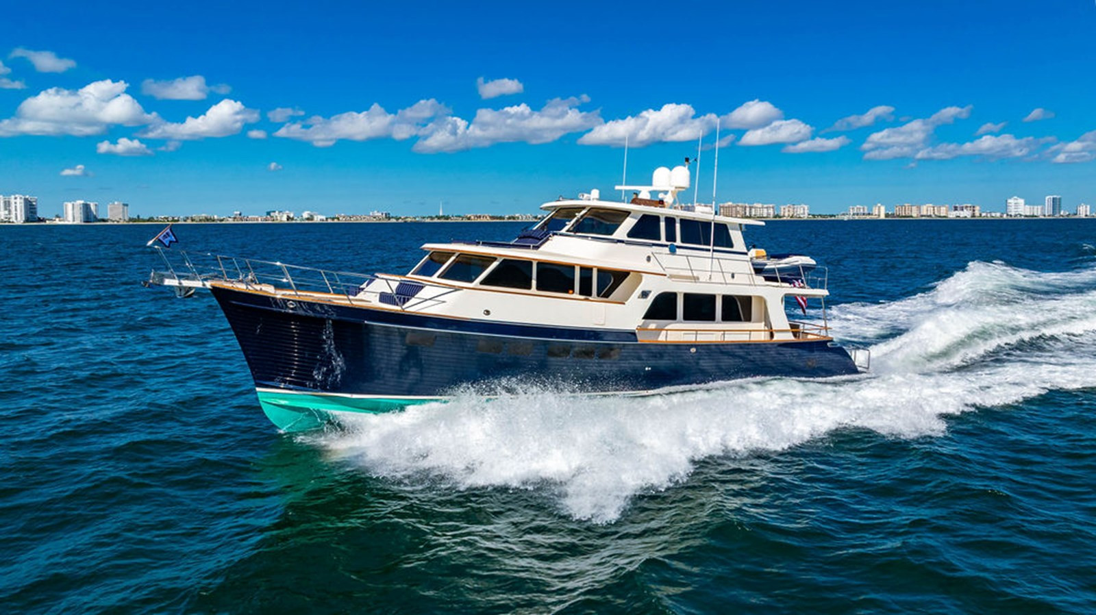 https://arconyachts.ams3.digitaloceanspaces.com/92237/conversions/large_4856013-optimize.jpg