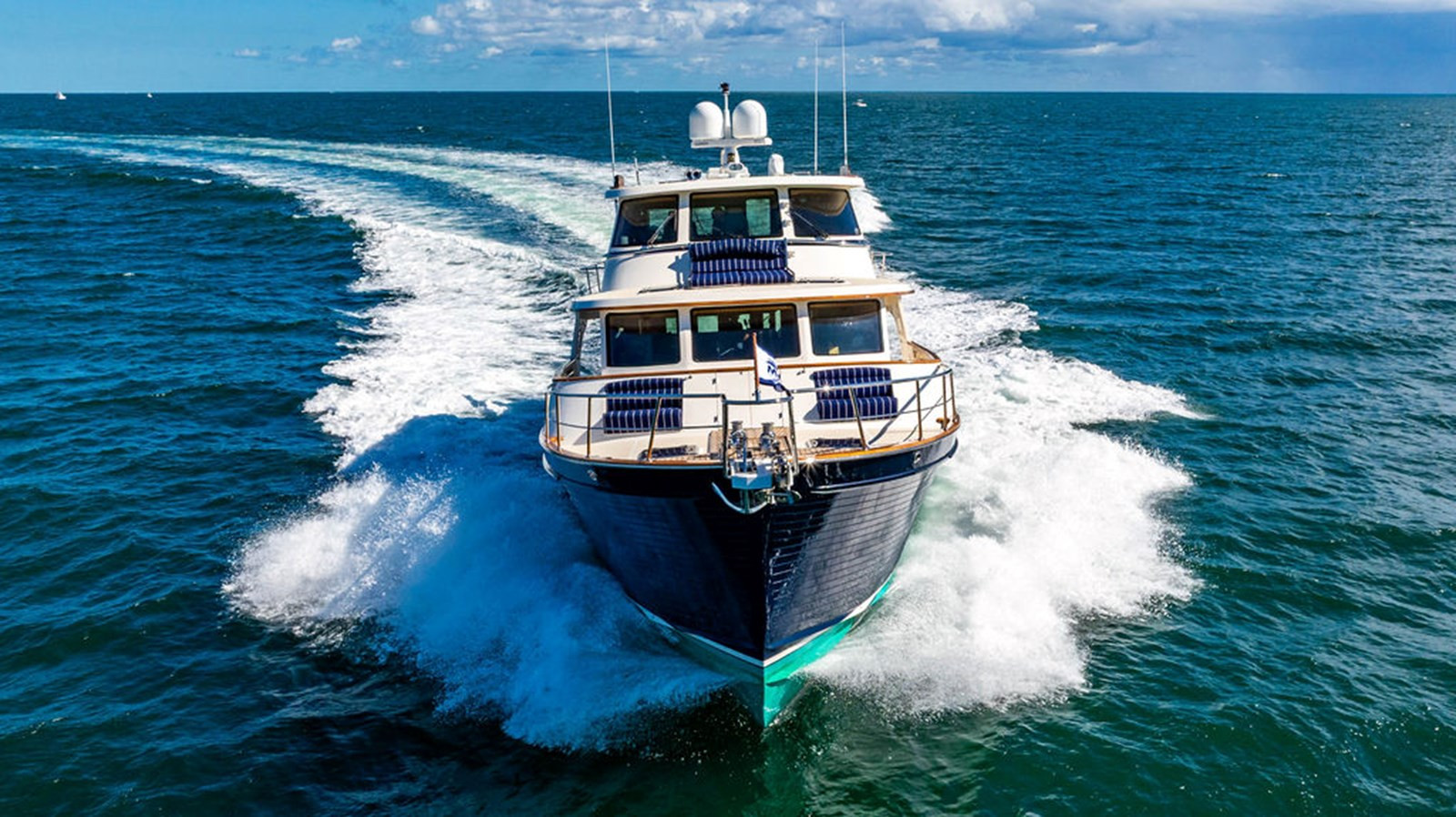 https://arconyachts.ams3.digitaloceanspaces.com/92249/conversions/large_4856017-optimize.jpg