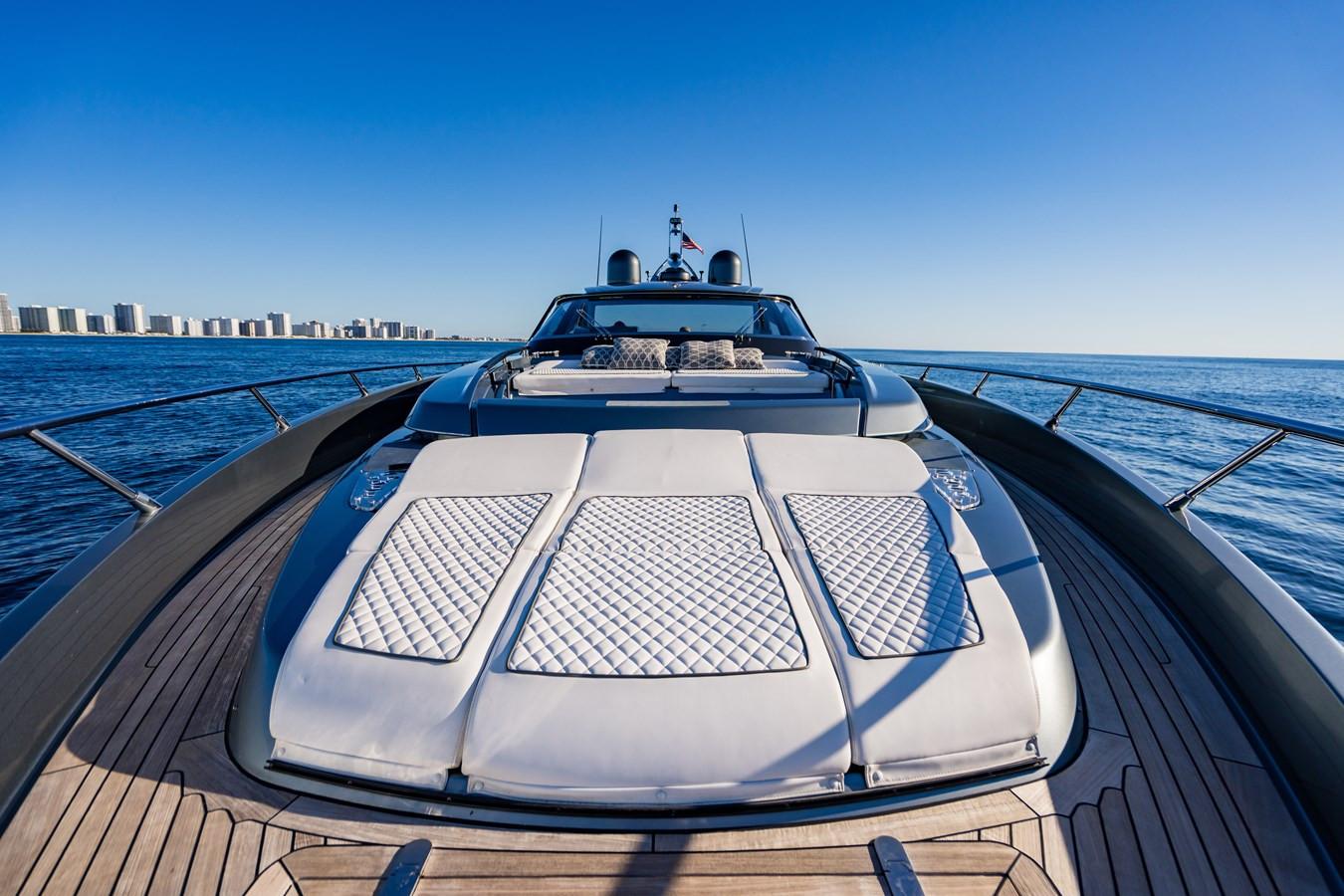 https://arconyachts.ams3.digitaloceanspaces.com/92363/conversions/large_4231204-optimize.jpg