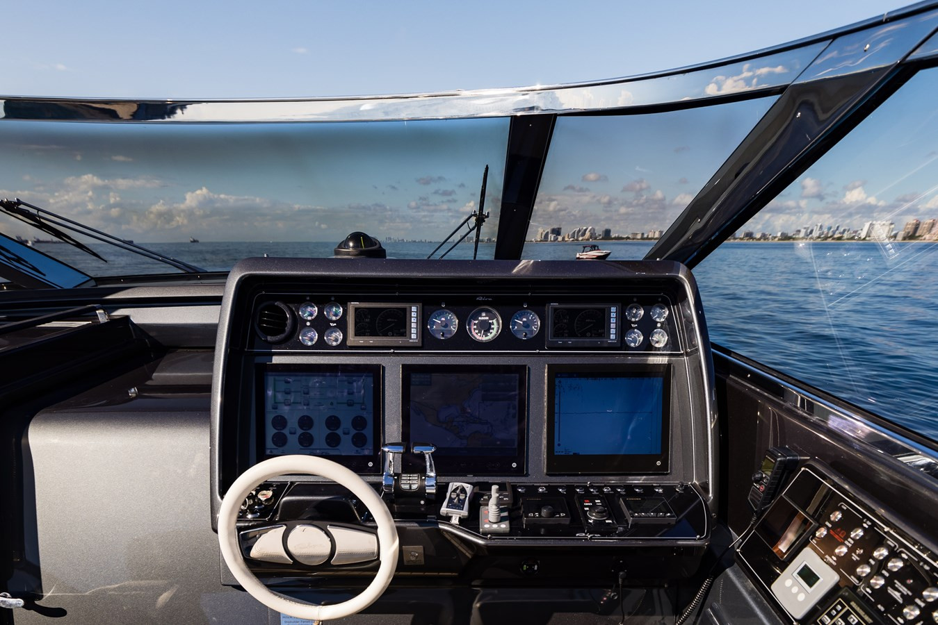 https://arconyachts.ams3.digitaloceanspaces.com/92377/conversions/large_4231209-optimize.jpg