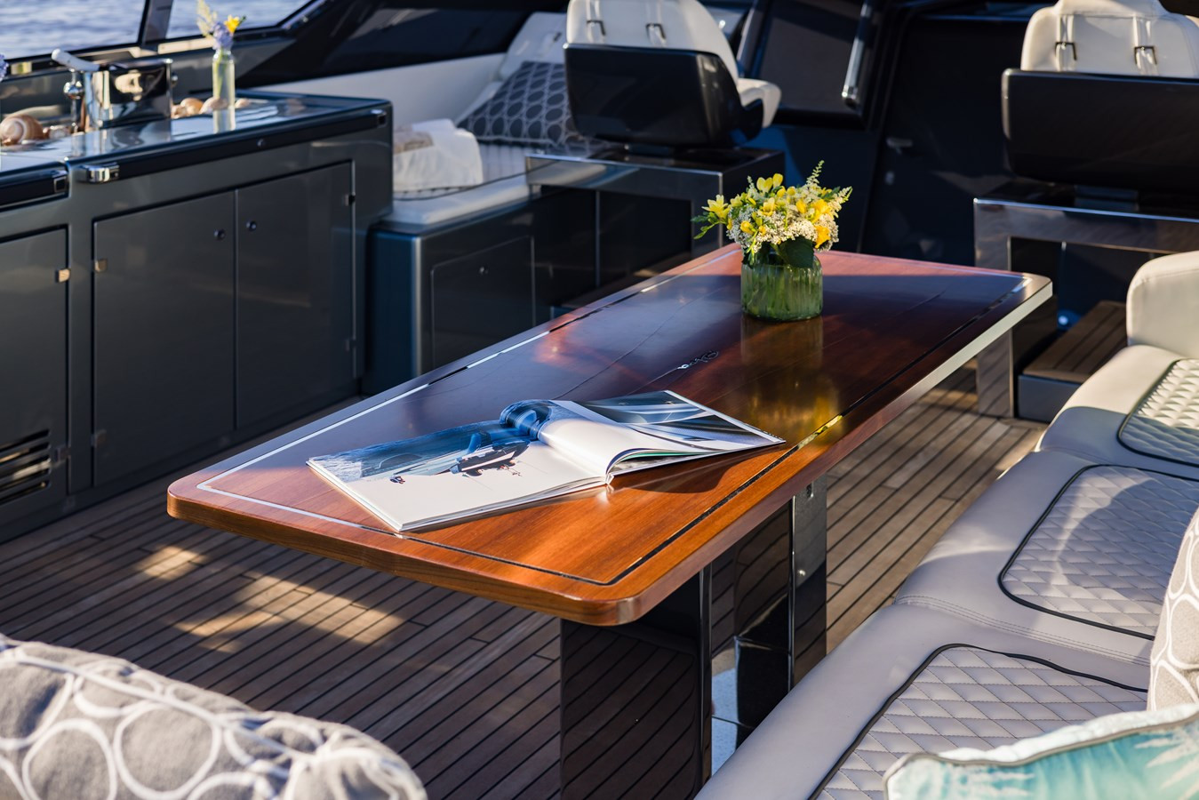 https://arconyachts.ams3.digitaloceanspaces.com/92399/conversions/large_4231214-optimize.jpg