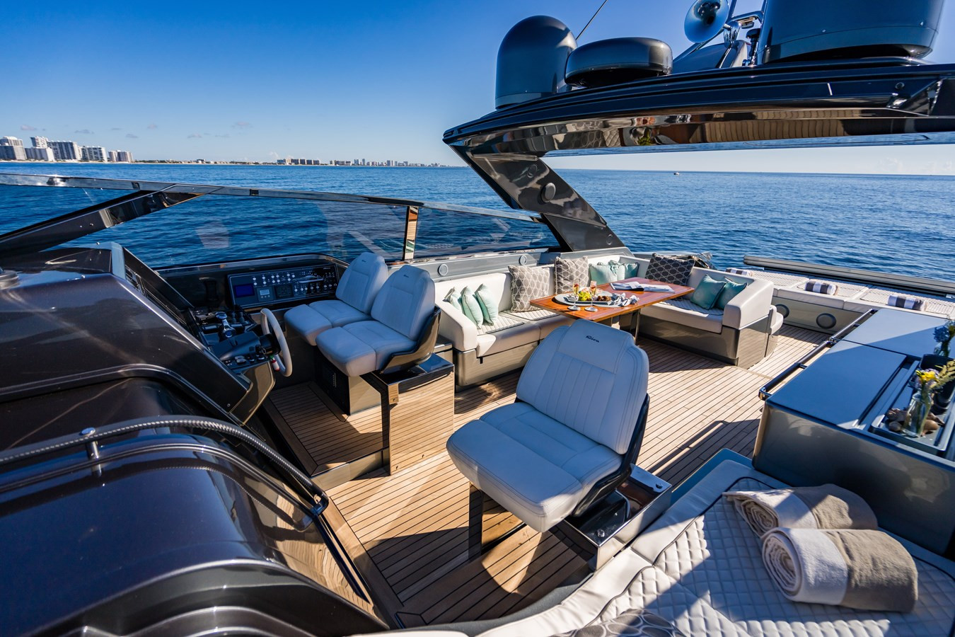 https://arconyachts.ams3.digitaloceanspaces.com/92403/conversions/large_4231217-optimize.jpg