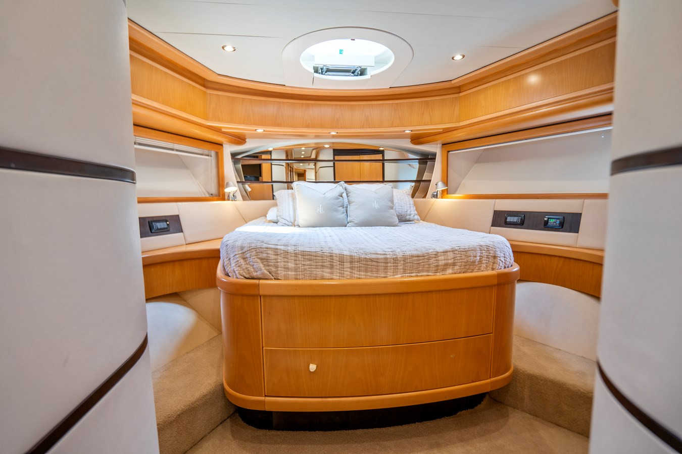 https://arconyachts.ams3.digitaloceanspaces.com/92621/conversions/large_3771635-optimize.jpg
