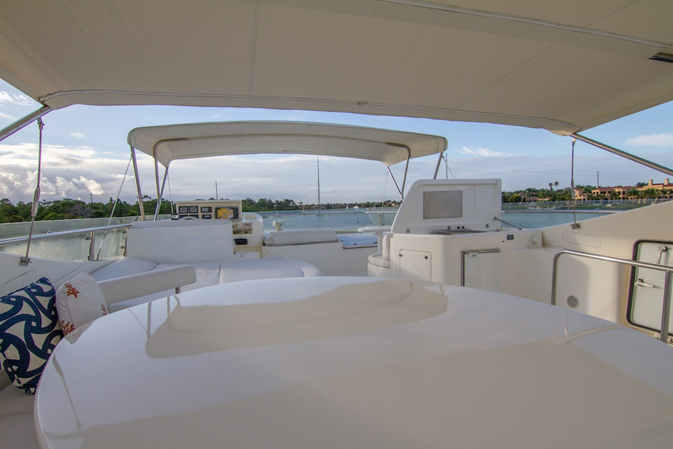 https://arconyachts.ams3.digitaloceanspaces.com/92636/conversions/large_3016331-optimize.jpg