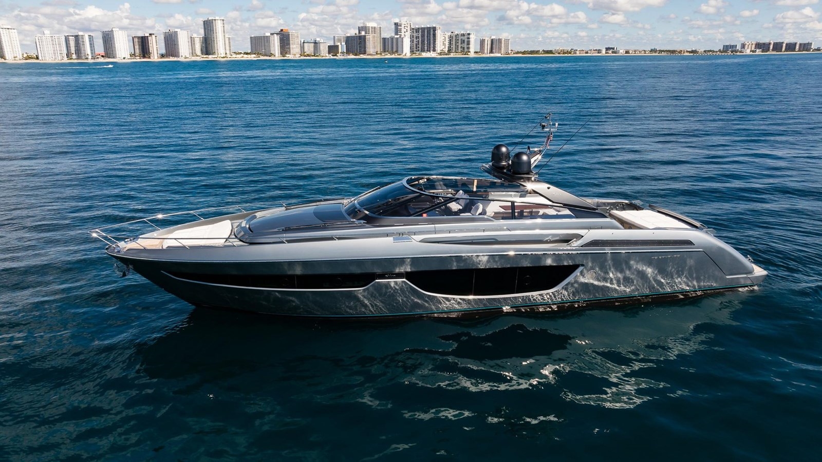 https://arconyachts.ams3.digitaloceanspaces.com/92810/conversions/large_4244135-optimize.jpg