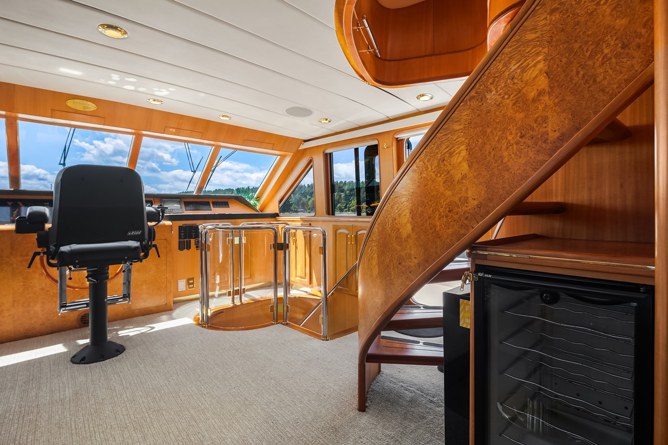 https://arconyachts.ams3.digitaloceanspaces.com/92811/conversions/large_4233776-optimize.jpg