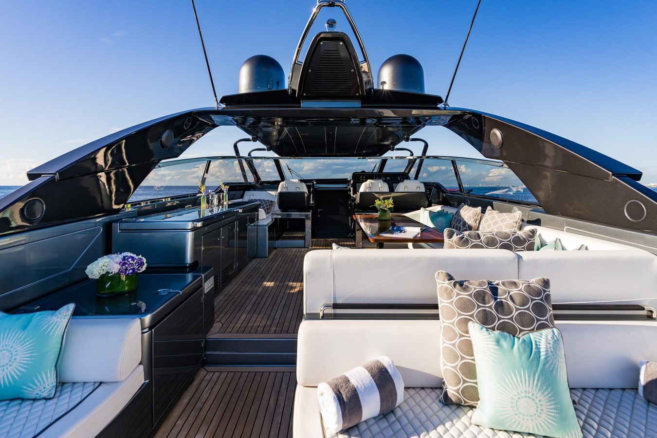 https://arconyachts.ams3.digitaloceanspaces.com/92828/conversions/large_4244142-optimize.jpg