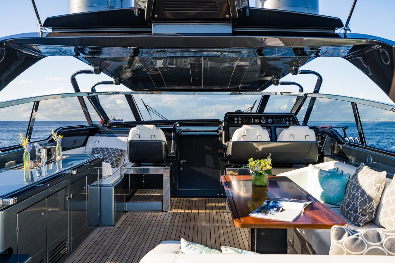 https://arconyachts.ams3.digitaloceanspaces.com/92831/conversions/large_4244143-optimize.jpg