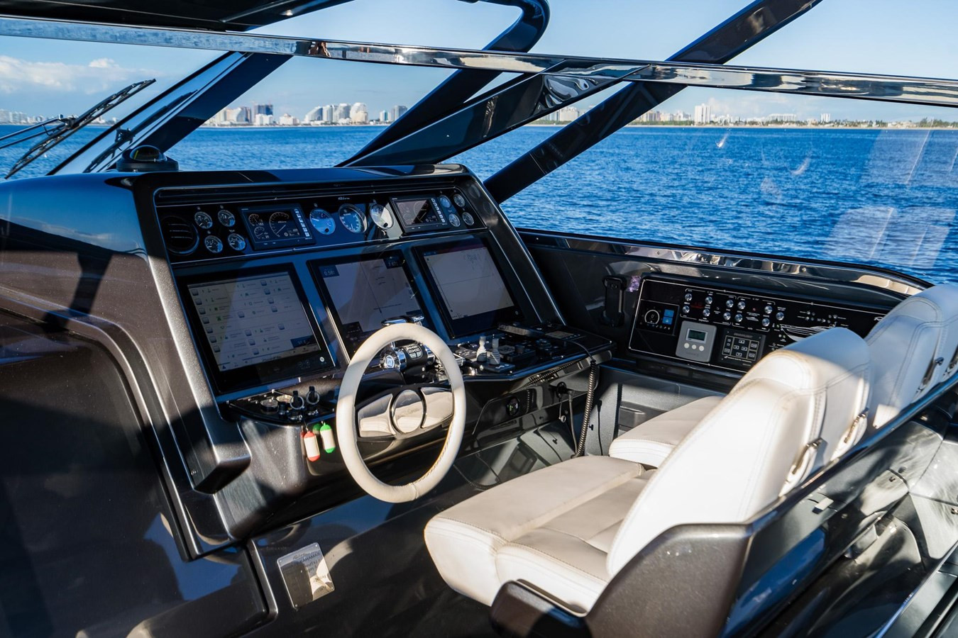 https://arconyachts.ams3.digitaloceanspaces.com/92839/conversions/large_4244146-optimize.jpg