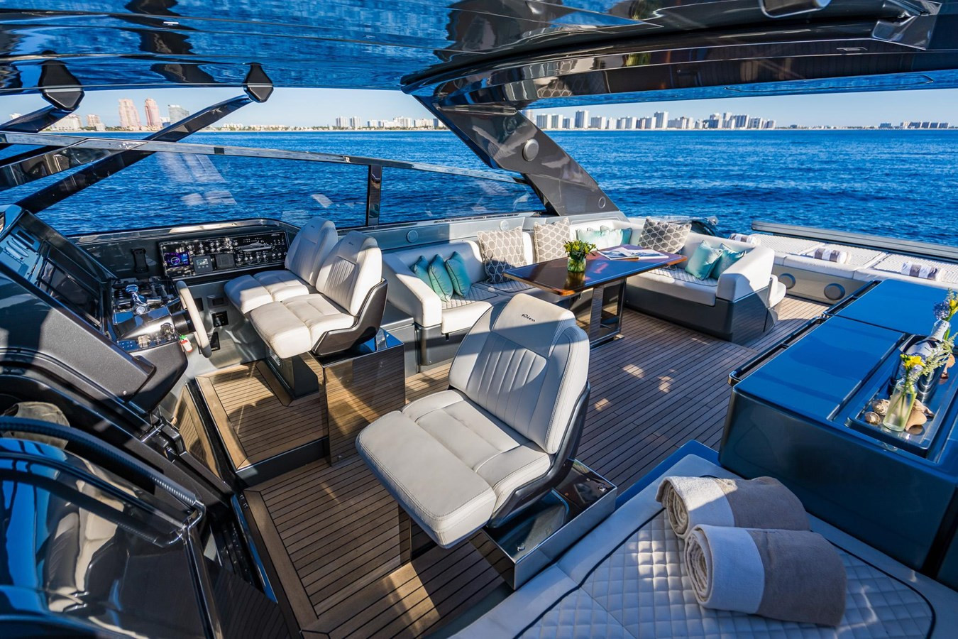 https://arconyachts.ams3.digitaloceanspaces.com/92842/conversions/large_4244147-optimize.jpg