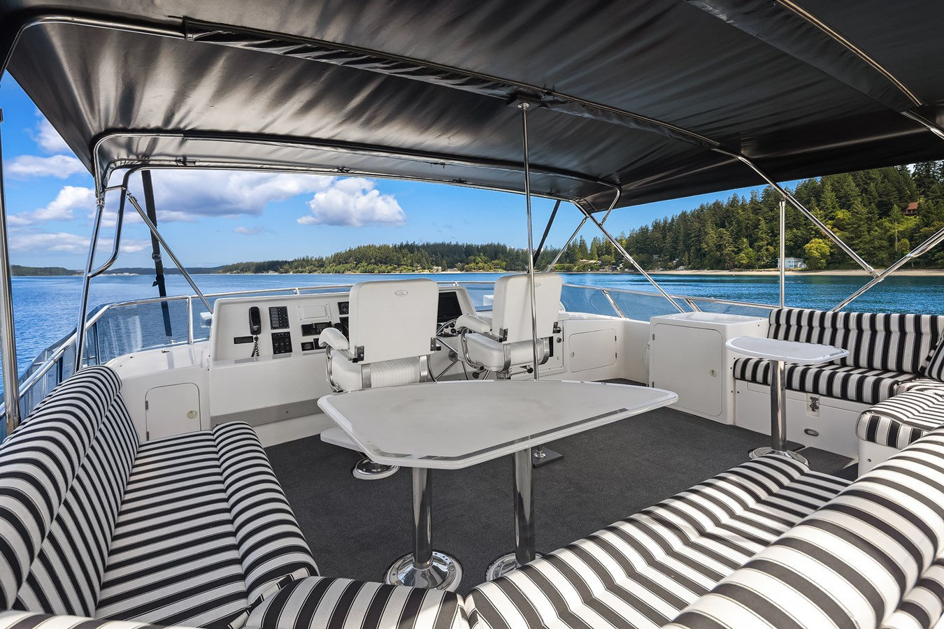 https://arconyachts.ams3.digitaloceanspaces.com/92891/conversions/large_4233806-optimize.jpg