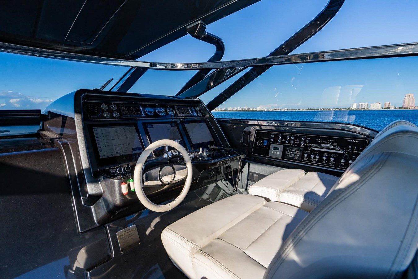 https://arconyachts.ams3.digitaloceanspaces.com/92929/conversions/large_4244178-optimize.jpg